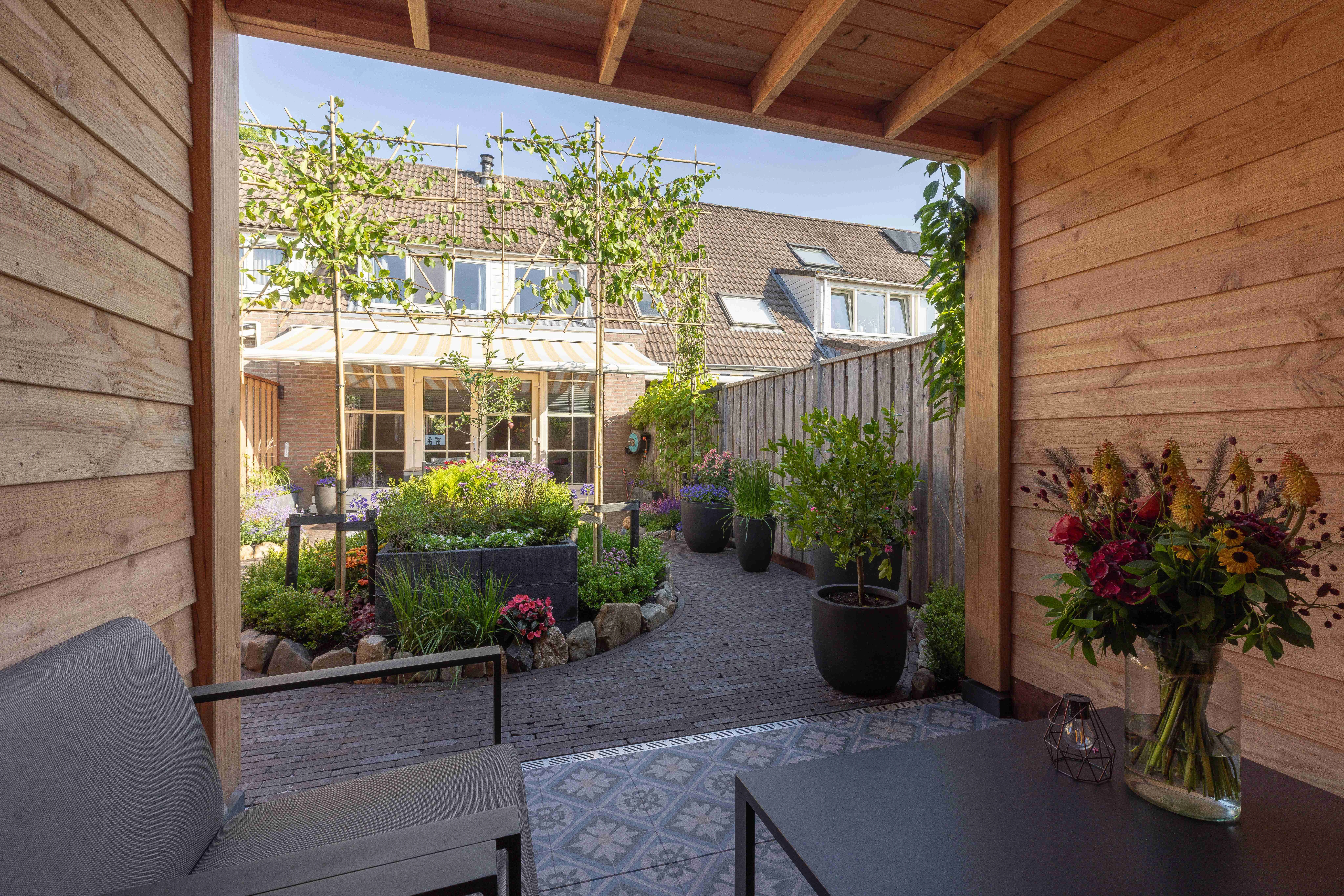 Douglas overkapping, 500 x 300, met zwarte schuur en achterwand, Westwood Modern - Afbeelding 2